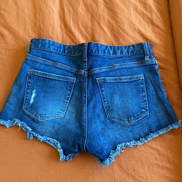 Dark wash Jean shorts lightly distressed - Picture 2 of 4